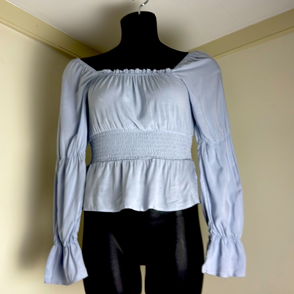 This sky blue blouse is cinched around the waist.🌸